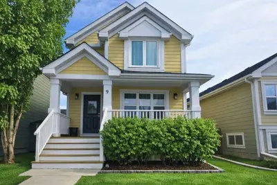 Image de Adventure Base in Cochrane | Fire Pit + Pet-Friendly + Close to Mountains