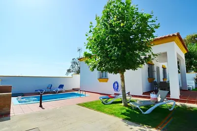 Image de Maison de vacances « Chalet Chaparrillo Conil Rentals » avec piscine privée, Wi-Fi et climatisation