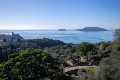 Image de Appartement 'Ancient Liguria Parking Gratuit' avec Vue Mer et Wi-Fi