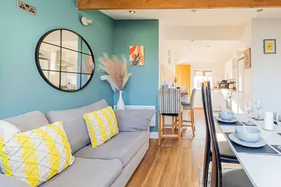 Image de Cardiff Hideaway at Broadway | Sleeps 5