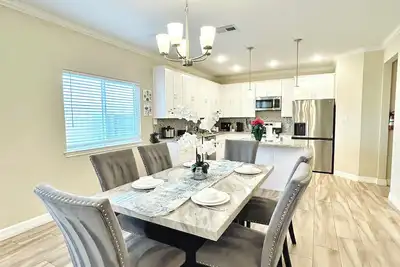 Image de New Spacious Calm 5br-Sleeps 10 Family Retreat by Chinatown Southwest Houston