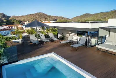 Image de Fabulous studio with 4 rooftop pools, Bbq and minutes to the beach!