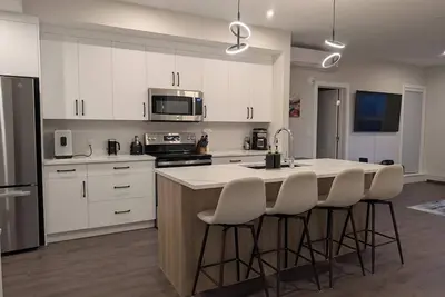 Image de Downtown Golden Serenity Suite – Riverstone Condo