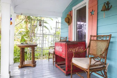 Image de Coastal cottage in close to downtown St Pete and gulf beaches