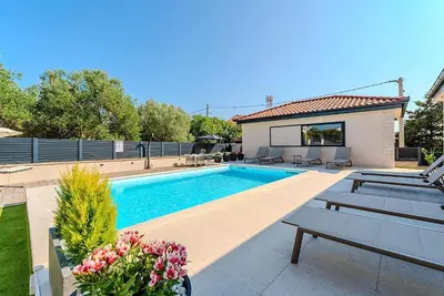 Image de Magnifique maison à Privlaka avec sauna