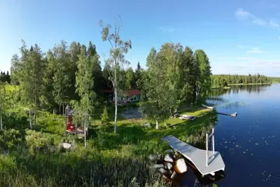 Image de Cozy vacation home right on the lake with sauna and hot tub
