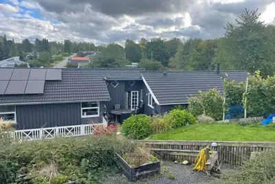 Image de Holiday oasis with terrace and sloping garden