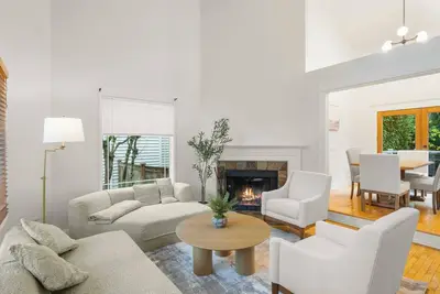 Image de Evergreen Home on 8th Ave｜Workspace｜Wfh Ready｜Private Deck｜Garage Access