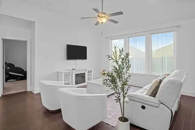 Image de Sunny Days at Bradley Drive｜Fenced Backyard｜Garage ｜Workspace｜Family Friendly