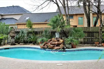 Image de Beautiful Three Bedroom Home with Scenic Backyard