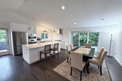 Image de Entire spacious house in marvelous Kirkland with garage