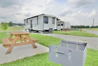 Image de Mins from the Lake! Camper King Bed • Firepit