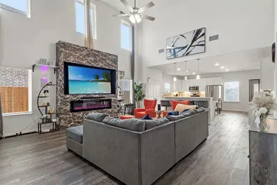 Image de Lux Villa Private Backyard • 86” Tv• Theater •Pong