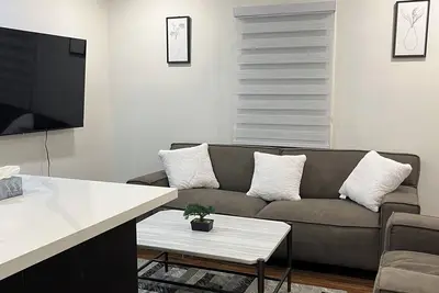 Image de Cozy 2-Bed w/ Kitchen & Patio in Midtown Toronto