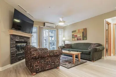 Cozy 2br/5bd Suite • Mountain Views • Htd Parking