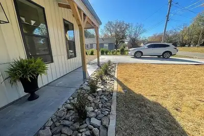 Image de The Eagles Nest Cottage near Campus, Ozarks, Weddings, River, Lakes, Trails