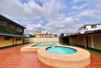 Image de Poolside 2-bedroom apartment in beautiful Accra with Ac for relaxing stays