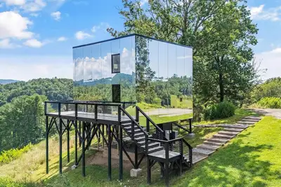 Image de Elevated Cabin  2 - Elevated Cabin  1 - Architect-Designed | Sleeps 5–6 | 3 Bedrooms | 16 ft in the Air | Private Hot Tub + Pizza Oven