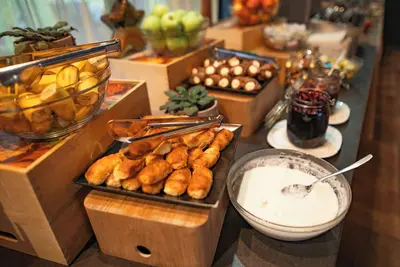 Image de A friendly host offering a comfortable long-term stay with free wellness access.