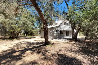 Image de Burrabogie - Waterfront Retreat: Secluded lodges tucked away