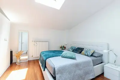 Image de Cozy three-room apartment with 2 bedrooms and two full bathrooms (Olympic Village)