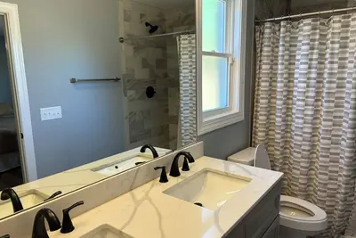 Image de Luxury Escape in the City of Pleasant Living!