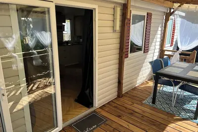 Image de bungalow 2 chambres sur belle parcelle ombragée au camping le Lac des Rêves