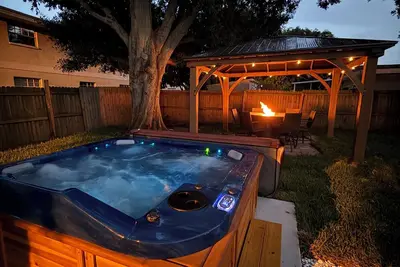 Image de Private Hot Tub - Close to Beaches - Fun Game Room