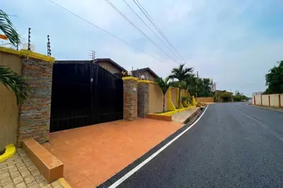 Image de Tina's Court is a charming 2-bedroom apartment  in Ashongman Estate, Accra Ghana
