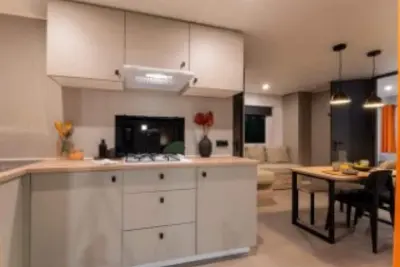 Image de Mobil-home « Riviera 47 » avec piscine partagée, terrasse commune et Wi-Fi