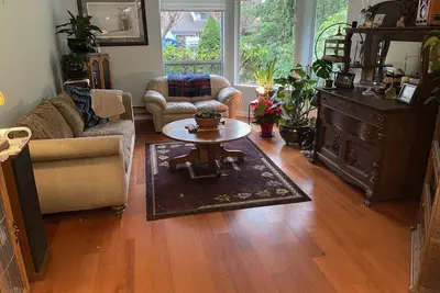 Image de Cozy split level home with a pet friendly yard. 10 min walk to beach