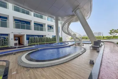 Image de Vogue | Opalz short Drive to Dubai Hills Mall