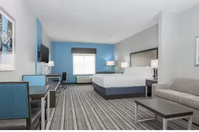 Image de 1 King Suite with Free Parking, Airport Shuttle and Breakfast Included