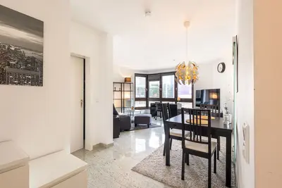 Image de Rob's Suite: 2-room. - Panoramic view of Opernplatz and bedroom with bathroom