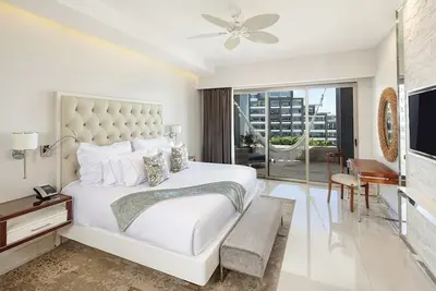 Image de 4, 198-square-foot oceanfront suite is chic and modern