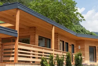 Image de Chalet « Pennhof Castanea 3 » avec vue sur la montagne, terrasse privée et Wi-Fi