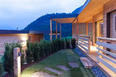 Image de Chalet « Pennhof Castanea 4 » avec vue sur la montagne, terrasse privée et Wi-Fi