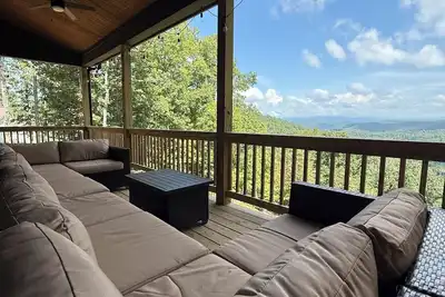 Image de Epic Views! New & Modern Cabin • Hot Tub • Spacious/Clean!