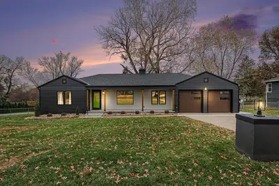 Image de Central Location - 3 King Beds, Game Room, Garage, Patio, Mid Century Ranch
