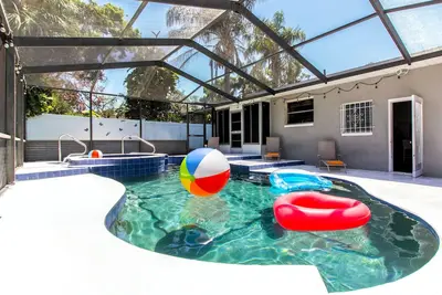 Image de Vitamin Sea Oasis [4r/2b]•Cozy Family House•Heated Salt Pool/Spa•3m from Beaches