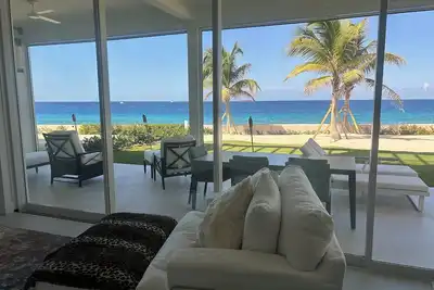 Image de Large Extended 3 bed luxury ocean front condo with  private garden sleeps 6