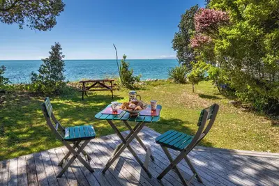 Image de Tuis Song - Golden Bay Holiday Home