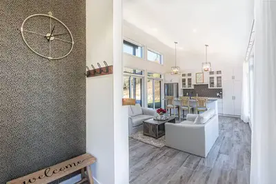 Image de Modern elegance and cozy charm! Our Chalet Aura offers tranquil landscape views.