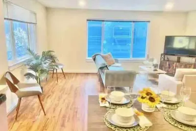 Image de 2br/2ba with Parking & Peaceful Vibes
