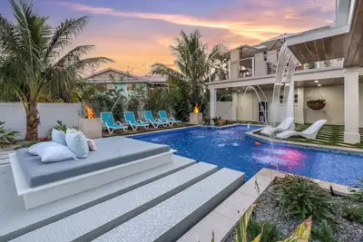 Image de “Aura” 5min to beach- sleeps 20- pool with waterfall and fire features