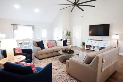 Image de Refined Oxford Living: 4 King Bedroom Suites - 4. 5 Bathrooms. Resort Amenities