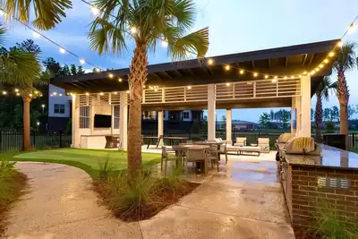 Image de Stylish Corner Retreat Near Shops Dining and Only 30 Minutes to Charleston