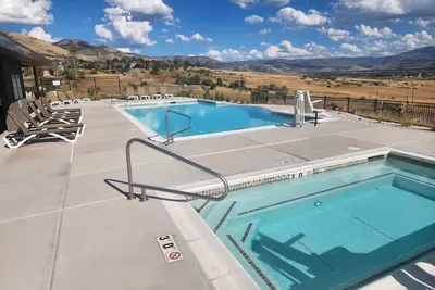 Image de Luxury Condo w/Mountain Views & Hot Tub Retreat