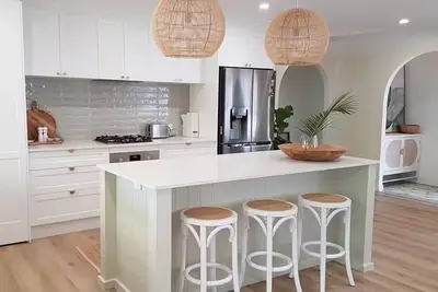 Image de 4br Elanora Oasis Family Retreat w/ Pool, shops, 5 mins to best beaches on Gc!