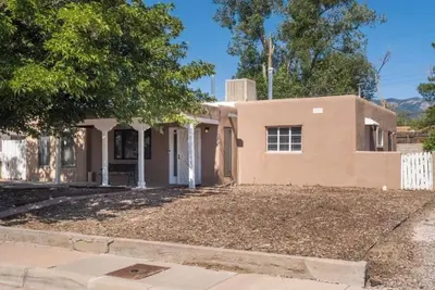 Charming 2br Home with Backyard + Fast WiFi Sleeps 6